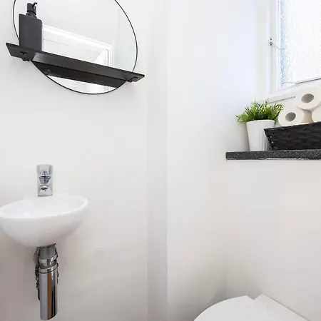 Apartment Trendy 4 Bed Near Vibrant Shoreditch W Balcony And Walking Distance To Tube London