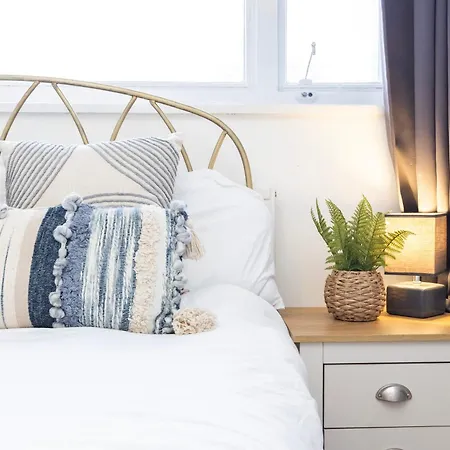 Trendy 4 Bed Near Vibrant Shoreditch W Balcony And Walking Distance To Tube Apartment London