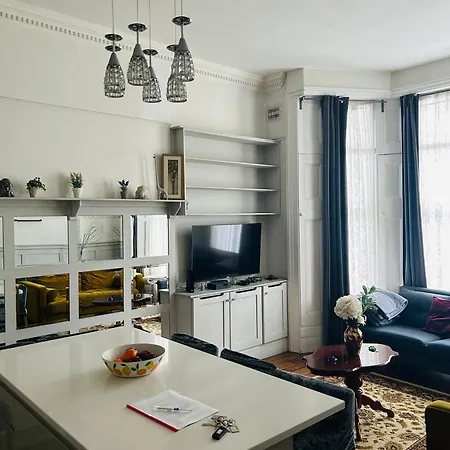 Stunning Holland Park 2 Bedroom - Sleeps 6 Apartment *