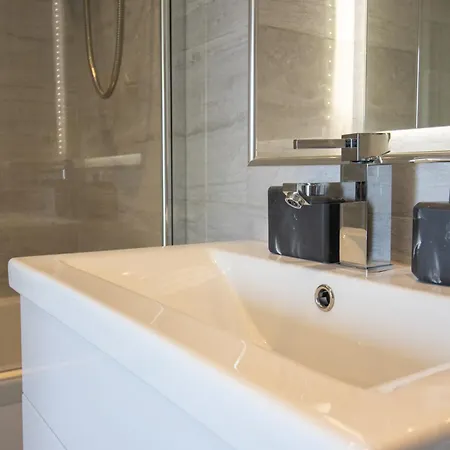 Casa vacanze Newly Launched Two Bedroom House By Den Short Lets & Serviced With Garden Londra