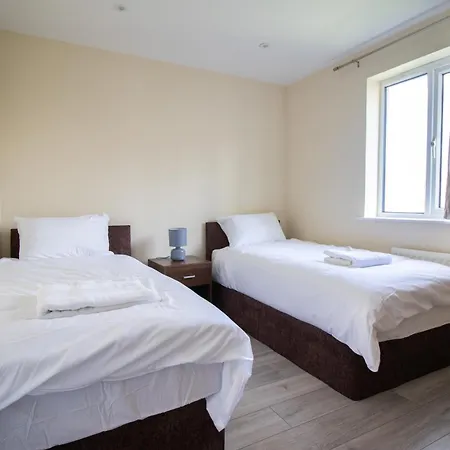 Newly Launched Two Bedroom House By Den Short Lets & Serviced With Garden * Londra