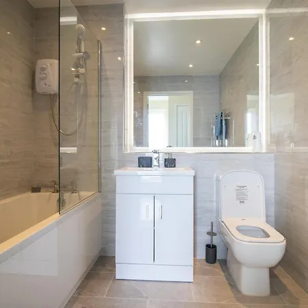 Newly Launched Two Bedroom House By Den Short Lets & Serviced With Garden