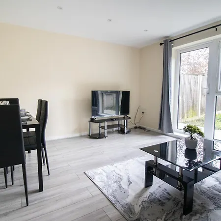 Casa vacanze Newly Launched Two Bedroom House By Den Short Lets & Serviced With Garden Londra