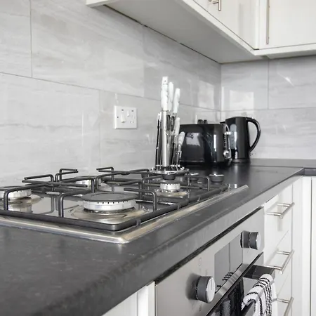 Newly Launched Two Bedroom House By Den Short Lets & Serviced With Garden * Londra