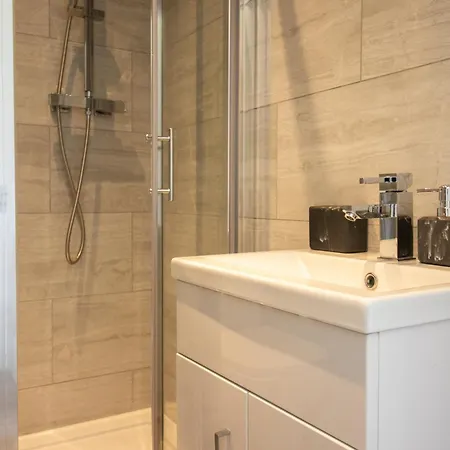 Newly Launched Two Bedroom House By Den Short Lets & Serviced With Garden *