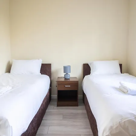 Newly Launched Two Bedroom House By Den Short Lets & Serviced With Garden