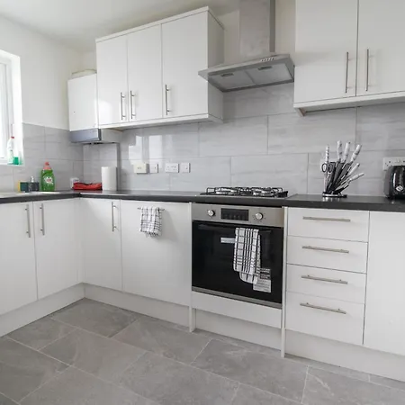 Newly Launched Two Bedroom House By Den Short Lets & Serviced With Garden Casa vacanze Londra