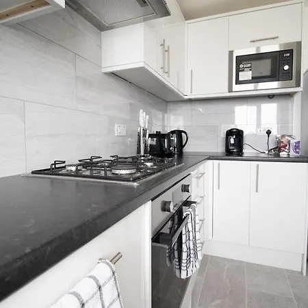 Newly Launched Two Bedroom House By Den Short Lets & Serviced With Garden Casa vacanze