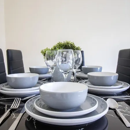 Newly Launched Two Bedroom House By Den Short Lets & Serviced With Garden Casa vacanze *