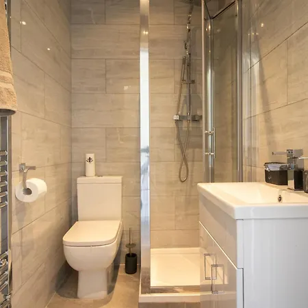 Newly Launched Two Bedroom House By Den Short Lets & Serviced With Garden Casa vacanze Londra
