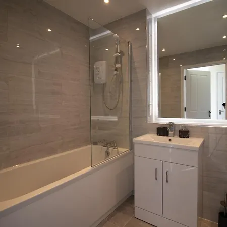 Casa vacanze Newly Launched Two Bedroom House By Den Short Lets & Serviced With Garden *
