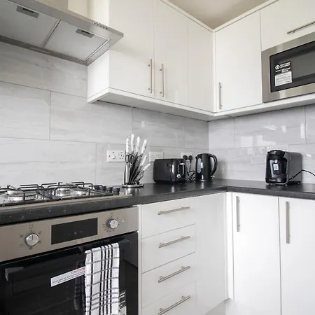 Newly Launched Two Bedroom House By Den Short Lets & Serviced With Garden Casa vacanze *