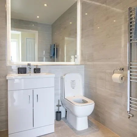 Casa vacanze Newly Launched Two Bedroom House By Den Short Lets & Serviced With Garden *