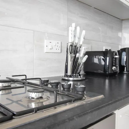Newly Launched Two Bedroom House By Den Short Lets & Serviced With Garden