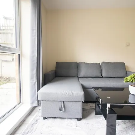 Newly Launched Two Bedroom House By Den Short Lets & Serviced With Garden *