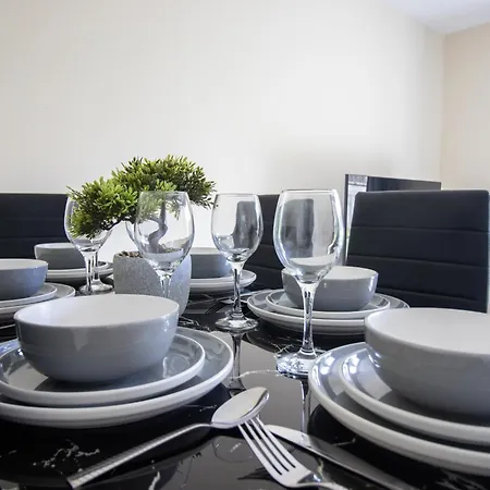 Newly Launched Two Bedroom House By Den Short Lets & Serviced With Garden Casa vacanze Londra