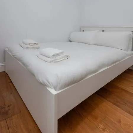 Ground Floor - Private Garden * London