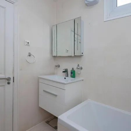 Apartment Ground Floor - Private Garden *