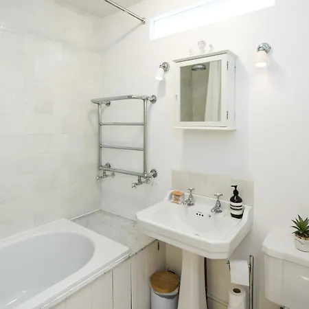 Apartment Charming 2-bed Flat In The Heart Of Nottinghill - Steps From Portobello Rd Market And Nottinghill Bookshop London
