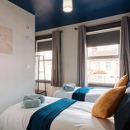 Edmonton - 4 Bedrooms, Sleeps 8, 3 Bathroom Contractor Base London