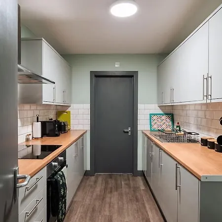 Holiday home Edmonton - 4 Bedrooms, Sleeps 8, 3 Bathroom Contractor Base London