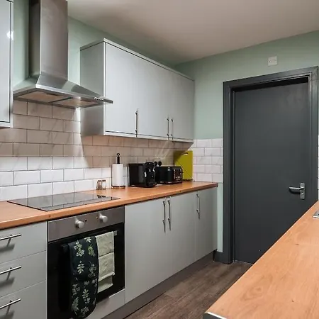Edmonton - 4 Bedrooms, Sleeps 8, 3 Bathroom Contractor Base Holiday home London