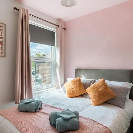 Edmonton - 4 Bedrooms, Sleeps 8, 3 Bathroom Contractor Base London