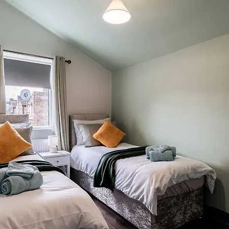 Holiday home Edmonton - 4 Bedrooms, Sleeps 8, 3 Bathroom Contractor Base London