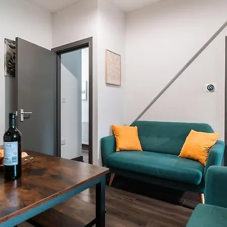 Holiday home Edmonton - 4 Bedrooms, Sleeps 8, 3 Bathroom Contractor Base *