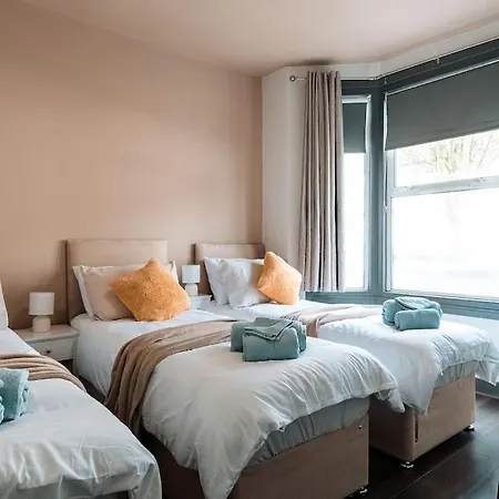 Edmonton - 4 Bedrooms, Sleeps 8, 3 Bathroom Contractor Base
