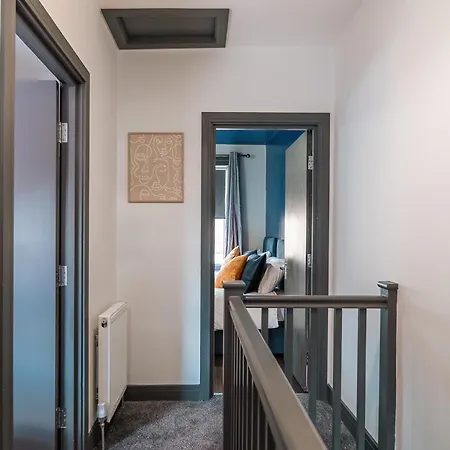 Holiday home Edmonton - 4 Bedrooms, Sleeps 8, 3 Bathroom Contractor Base