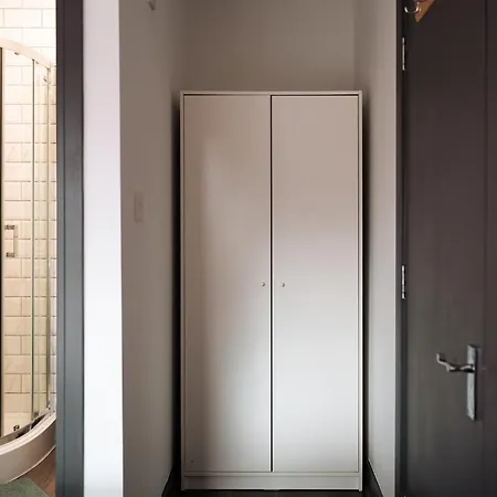 Edmonton - 4 Bedrooms, Sleeps 8, 3 Bathroom Contractor Base London