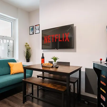 Holiday home Edmonton - 4 Bedrooms, Sleeps 8, 3 Bathroom Contractor Base
