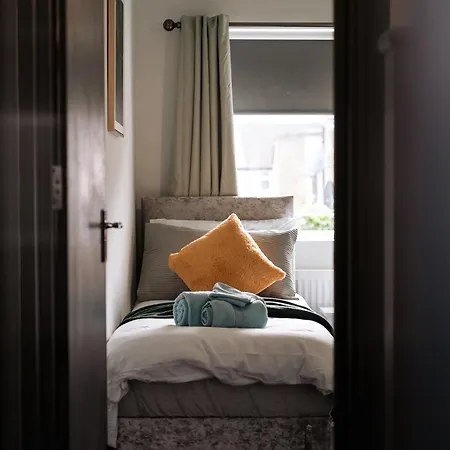 Edmonton - 4 Bedrooms, Sleeps 8, 3 Bathroom Contractor Base London
