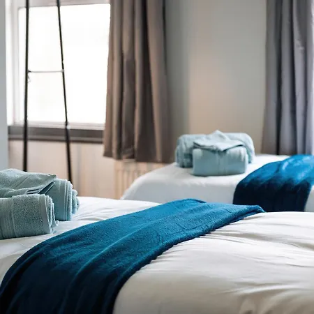 Edmonton - 4 Bedrooms, Sleeps 8, 3 Bathroom Contractor Base * London
