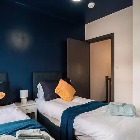 Edmonton - 4 Bedrooms, Sleeps 8, 3 Bathroom Contractor Base London