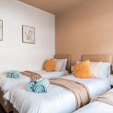 Holiday home Edmonton - 4 Bedrooms, Sleeps 8, 3 Bathroom Contractor Base *