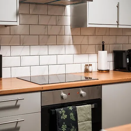 Edmonton - 4 Bedrooms, Sleeps 8, 3 Bathroom Contractor Base * London