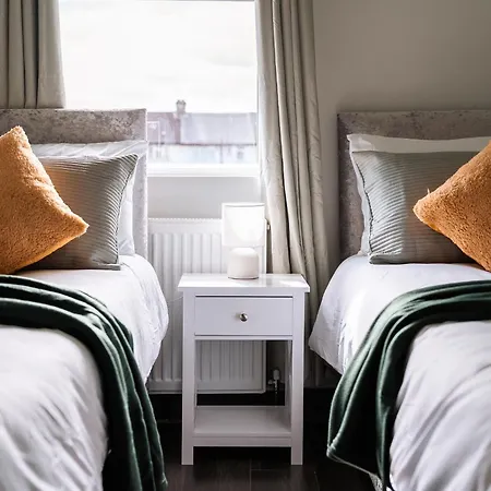 Edmonton - 4 Bedrooms, Sleeps 8, 3 Bathroom Contractor Base London