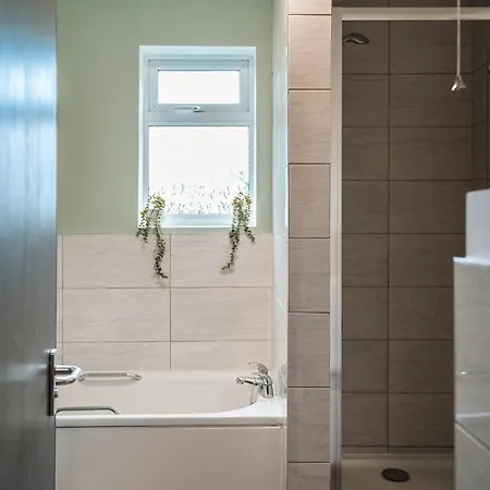 Holiday home Edmonton - 4 Bedrooms, Sleeps 8, 3 Bathroom Contractor Base *