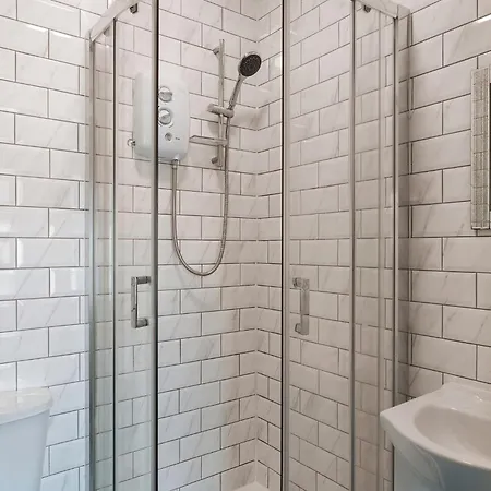 Edmonton - 4 Bedrooms, Sleeps 8, 3 Bathroom Contractor Base