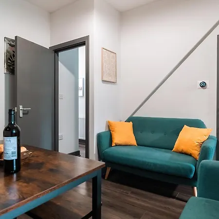 Holiday home Edmonton - 4 Bedrooms, Sleeps 8, 3 Bathroom Contractor Base *