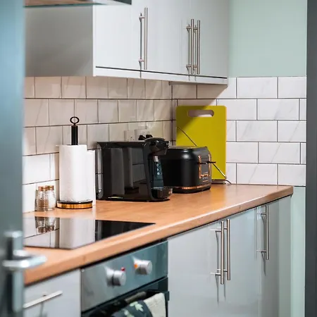 Edmonton - 4 Bedrooms, Sleeps 8, 3 Bathroom Contractor Base *