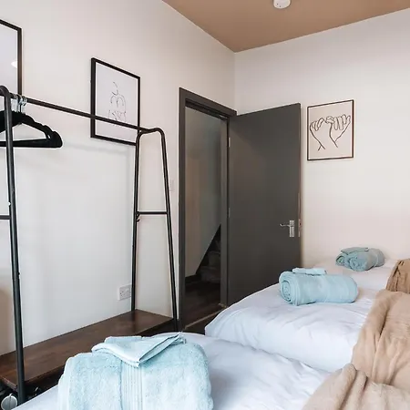 Edmonton - 4 Bedrooms, Sleeps 8, 3 Bathroom Contractor Base