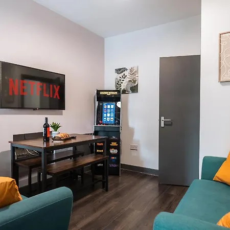 Holiday home Edmonton - 4 Bedrooms, Sleeps 8, 3 Bathroom Contractor Base London