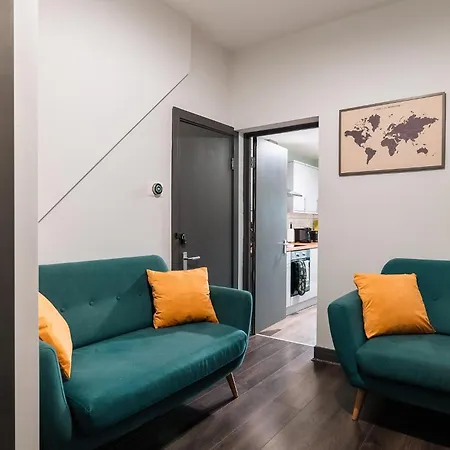 Holiday home Edmonton - 4 Bedrooms, Sleeps 8, 3 Bathroom Contractor Base