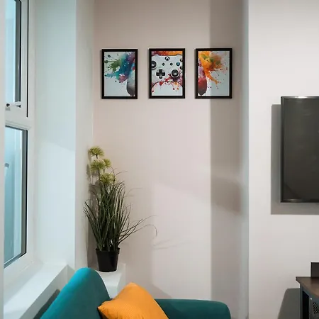Edmonton - 4 Bedrooms, Sleeps 8, 3 Bathroom Contractor Base * London