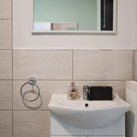 Edmonton - 4 Bedrooms, Sleeps 8, 3 Bathroom Contractor Base London