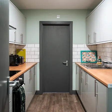 Holiday home Edmonton - 4 Bedrooms, Sleeps 8, 3 Bathroom Contractor Base *