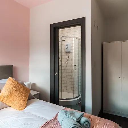 Edmonton - 4 Bedrooms, Sleeps 8, 3 Bathroom Contractor Base * London